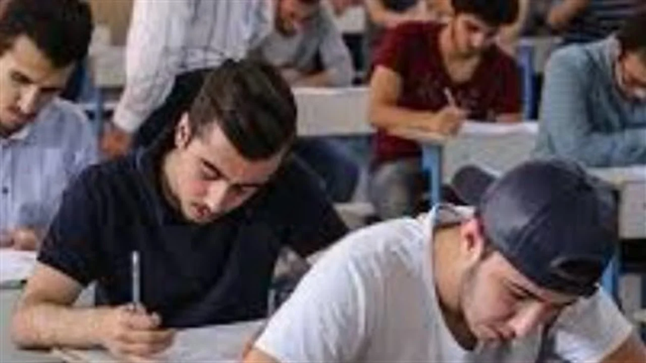 بشفرة المدارس.. طلاب الصف الأول الثانوي في تعليم القاهرة يختبرون بمواد التكنولوجيا